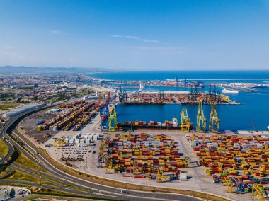 Havadan görünümü Valencia ticari bağlantı noktası. Konteyner terminali ve gemi yükleme sırasında.