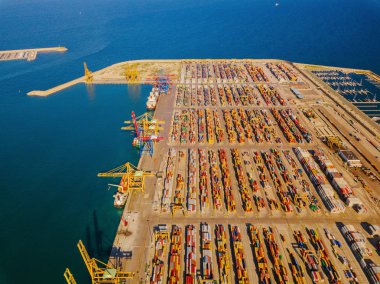 Havadan görünümü Valencia ticari bağlantı noktası. Konteyner terminali ve gemi yükleme sırasında.
