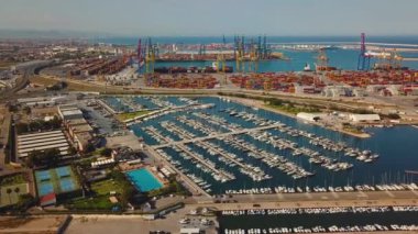 Ticari liman ve marina yat Valencia ile hava görünümünü. Konteyner terminali ve gemi yükleme sırasında.