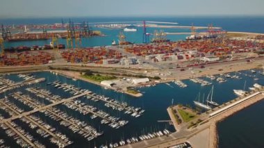 Ticari liman ve marina yat Valencia ile hava görünümünü. Konteyner terminali ve gemi yükleme sırasında.
