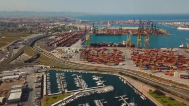 Ticari liman ve marina yat Valencia ile hava görünümünü. Konteyner terminali ve gemi yükleme sırasında.