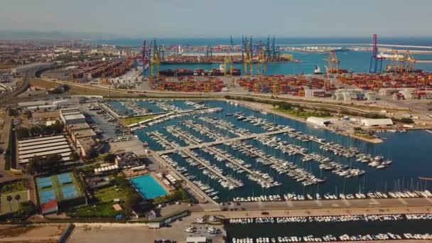 Ticari liman ve marina yat Valencia ile hava görünümünü. Konteyner terminali ve gemi yükleme sırasında. — Stok video