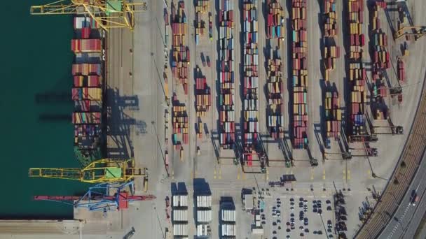 Vista aérea do porto comercial de Valência. Terminal de contêiner e navio durante o carregamento — Vídeo de Stock