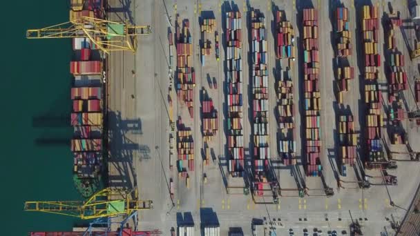 Luchtfoto van de commerciële haven van Valencia. Containerterminal en schip tijdens het laden — Stockvideo