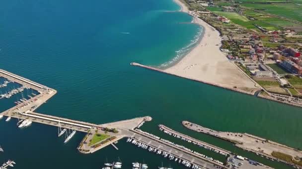 Вид с воздуха на пристань с яхтами в Валенсии к западу от торгового порта . — стоковое видео