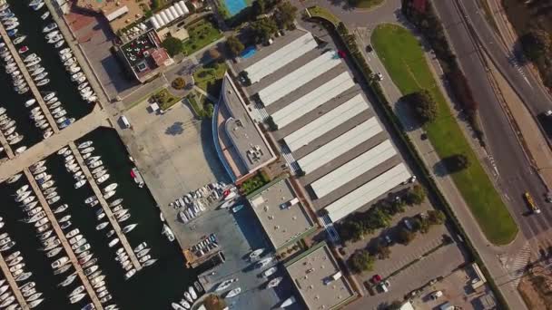 Luchtfoto van de jachthaven met jachten in Valencia ten westen van de commerciële haven. — Stockvideo