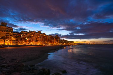 Valencia 'daki Port Saplaya bölgesine bakan Akdeniz' de renkli bir gün batımı. İspanya