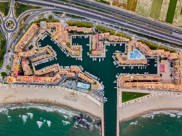 Havadan Port Saplaya Bay ve tarım alanları etrafında giriş için parlak bir gün batımı sırasında görüntüleyin. Valencia