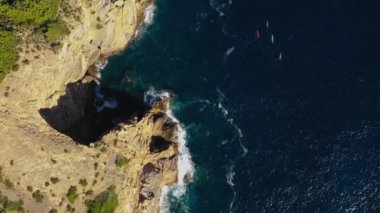 Eastern Cape'deki Ibiza Adası çevresinde bir kayaks sporcular yüzme grubu. Akdeniz'de Balear Adaları havadan görünümü.