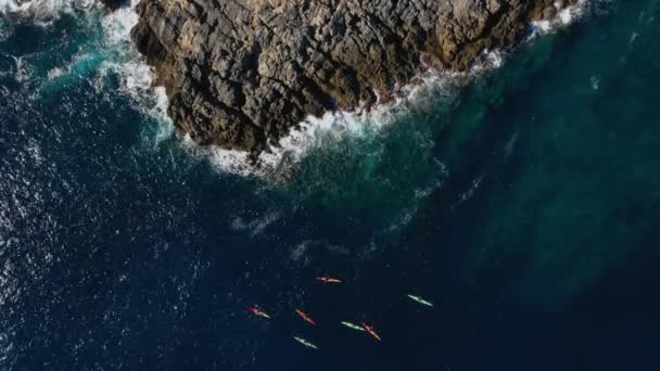 Группа спортсменов плавает на байдарках вокруг восточного мыса острова Ибица. Вид с воздуха на Балеарские острова в Средиземном море — стоковое видео