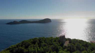 Bir kuş-göz görüş-sabah eastern cape Ibiza Adası'adaya Illa de Tagomago. Akdeniz.