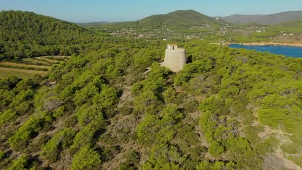 Luftaufnahme am Morgen vom östlichen Kap der Insel Ibiza zum Aussichtsturm. Mittelmeer. — Stockvideo