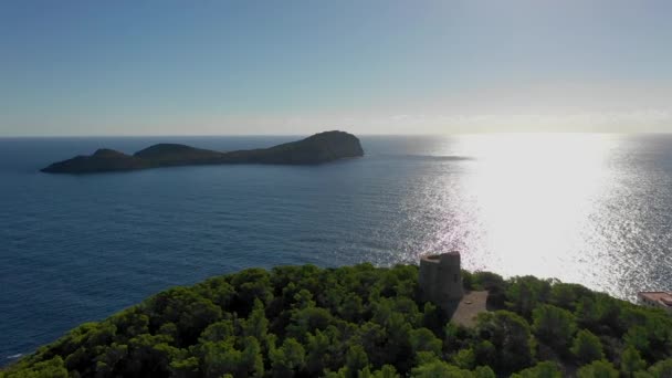 Una vista de pájaro por la mañana desde el cabo oriental de la isla de Ibiza hasta la isla Illa de Tagomago. Mar Mediterráneo . — Vídeos de Stock