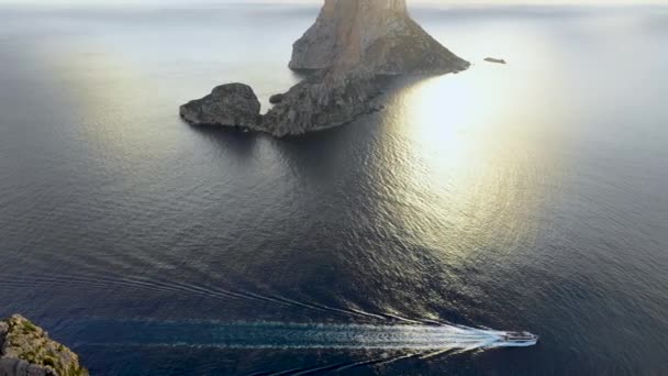 A bird-eye view of island Isla de es Vedra and moving speedboat. Ибица и Балеарские острова — стоковое видео