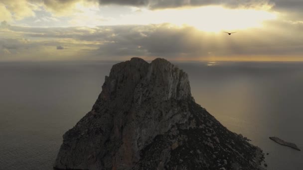 Πτηνά-eye άποψη του νησιού Isla de es Vedra. Ίμπιζα και τα νησιά Balear — Αρχείο Βίντεο