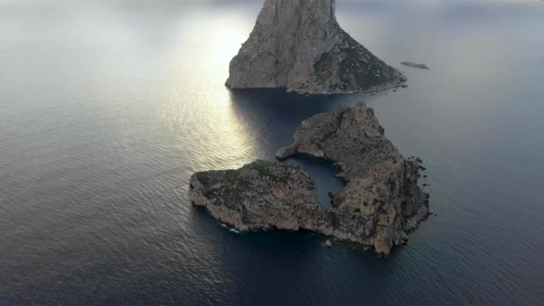 Ptačí perspektivy pohled na ostrov Isla de es Vedra. Ibiza a ostrovy Balear — Stock video