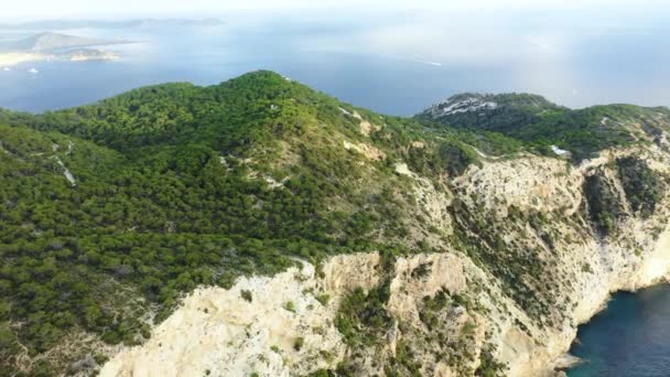 Una vista de pájaro del cabo occidental de la isla de Ibiza al atardecer. Islas Baleares en el Mar Mediterráneo — Vídeo de stock