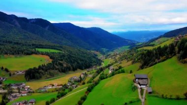Kilise ve köy Santa Maddalena yakınındaki Vadisi kuş bakışı. Arka planda Dolomites'in doruklarına vardır. Sonbahar İtalya