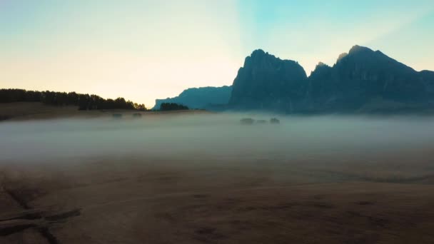 秋日的早晨和明亮的雾蒙蒙的日出在康帕西奥山谷。意大利阿尔卑斯山博尔扎诺省 — 图库视频影像