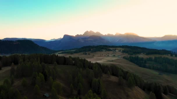 Mañana de otoño y brillante amanecer brumoso en el valle de Compaccio. Provincia de Bolzano, Alpes italianos — Vídeo de stock