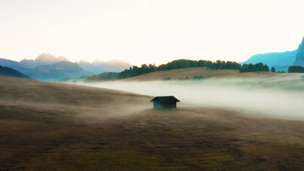 Mañana de otoño y brillante amanecer brumoso en el valle de Compaccio. Provincia de Bolzano, Alpes italianos — Vídeo de stock