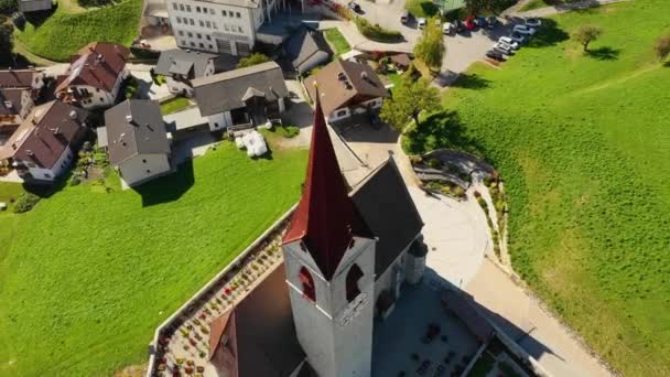 Uma visão panorâmica da igreja e do vale perto da aldeia de Velturno. Dolomitas. Outono Itália — Vídeo de Stock