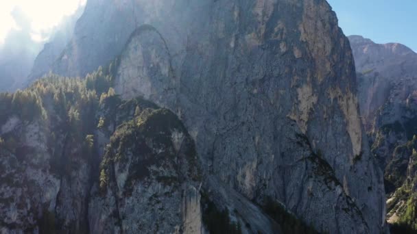 雲の中の山の高峰に夜明け後の鳥の飛行の高さからの眺め ボルツァーノ ドロミテ地方秋のイタリア — ストック動画