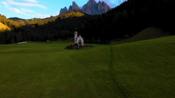 Vogelperspektive auf die Kirche und das Tal in der Nähe des Dorfes Santa Maddalena. Im Hintergrund die Gipfel der Dolomiten. Italien im Herbst — Stockvideo