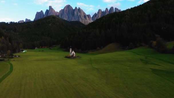 Vogelperspektive auf die Kirche und das Tal in der Nähe des Dorfes Santa Maddalena. Im Hintergrund die Gipfel der Dolomiten. Italien im Herbst — Stockvideo