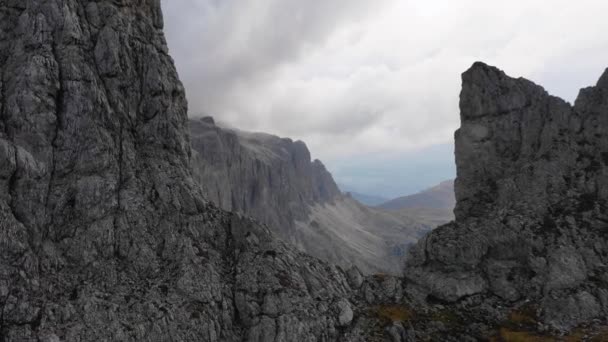 Aerial view of the Paso Gardena Pass in the province of Bolzano. Dolomites. Flying near the Sella Towers. In the distant view of a mountain Schelrn. Autumn in Italy — Stock Video