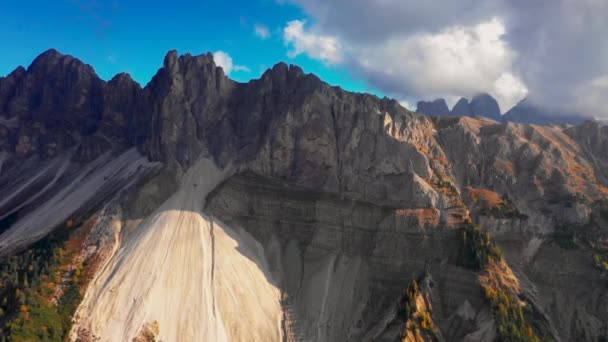 Birds-eye view of the high peaks of the mountains in the province of Bolzano, Tullen in Dolomites. Autumn in Italy — Stock Video