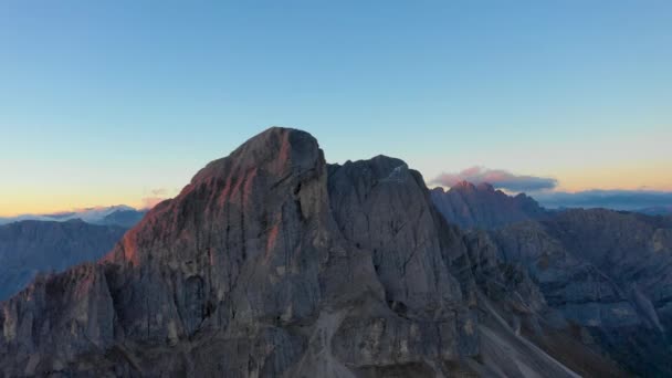 Salida del sol en la provincia de Bolzano, Dolomitas. Vista de aves de montañas y valles. Otoño en Italia. Pico Tullen — Vídeo de stock