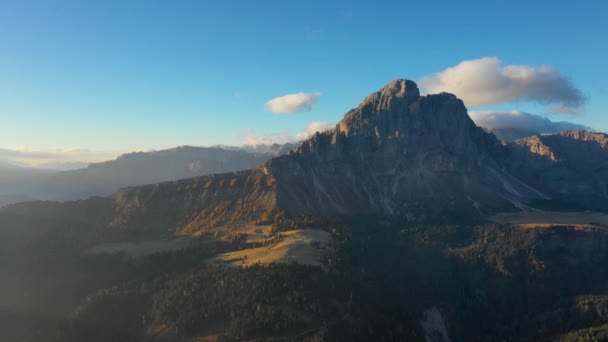 Salida del sol en la provincia de Bolzano, Dolomitas. Vista de aves de montañas y valles. Otoño en Italia. Pico Tullen — Vídeo de stock