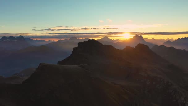 Ανατολή του ηλίου στους Δολομίτες. Αεροφωτογραφία των βουνών και των κοιλάδων. Lago di Fedaia και Νότιο Τύρολο Trentino. Φθινόπωρο στην Ιταλία — Αρχείο Βίντεο