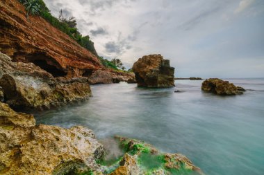 Sunset Beach city Denia yakınındaki kayaların arasındaki. Bölge Valencia, İspanya.