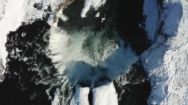 Karlı sahil ve buzlu Godafoss şelalesinin hava manzarası. İzlanda. Kış 2019