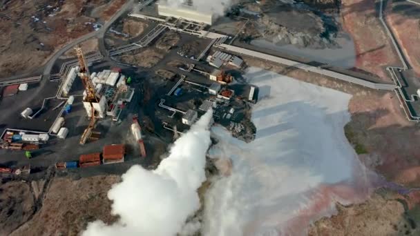 Vue d'ensemble d'une plante produisant de l'énergie propre à partir de sources géothermiques. Islande. Hiver 2019 — Video