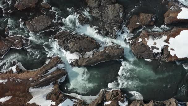 Vista aérea de la cascada Godafoss con costa nevada y hielo. Islandia. invierno 2019 — Vídeo de stock