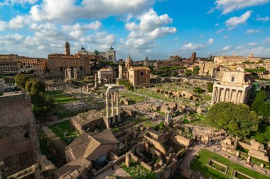 Roma Forumu 'nun büyüleyici hava manzarası, Roma, İtalya' da ikonik harabeler ve canlı şehir hayatı sergileniyor..