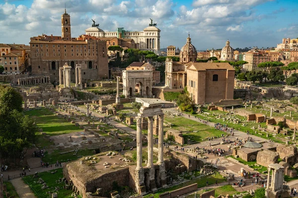 Roma Forumu 'nun çarpıcı hava manzarası Roma' nın kalbindeki tarihi kalıntıları ve tarihi mimariyi gözler önüne seriyor..