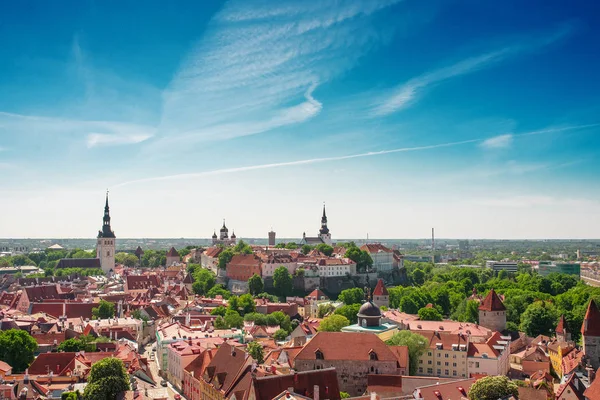 Scenic summer aerial panorama of the Old Town in Tallinn, Estonia — Stock Photo, Image