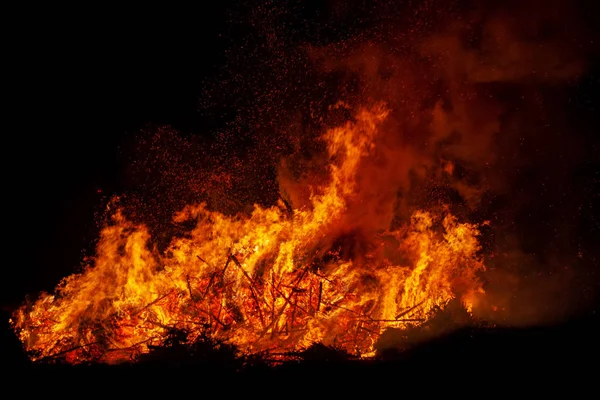 Brasa brinnande träd på natten. . Brand på svart. Ljust, värme, ljus, camping, stora bål — Stockfoto