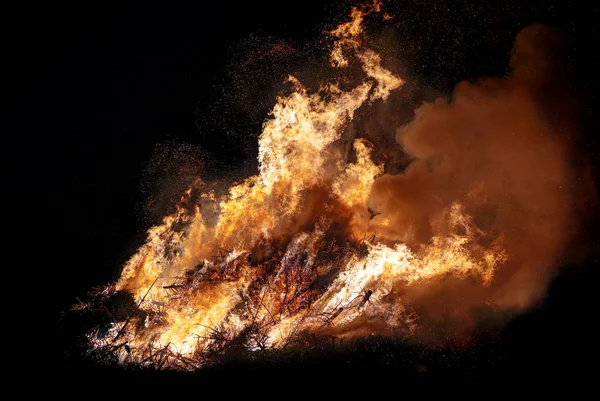 Ağaçlar geceleri yanan şenlik ateşi. . Siyah üzerine ateş. Parlak, ısı, ışık, kamp, büyük şenlik ateşi — Stok fotoğraf
