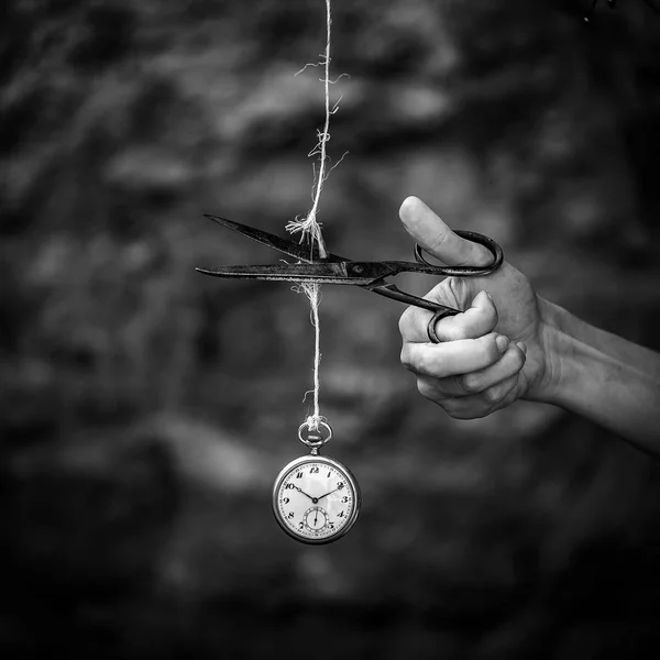 Cortar una cuerda a mano con un reloj - importancia del tiempo —  Fotos de Stock