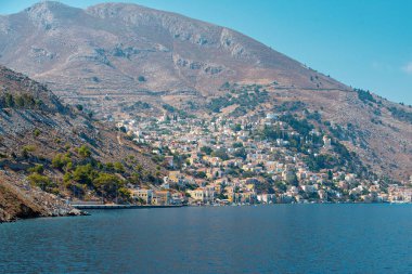 Symi Adası yamaca renkli evleri ile güzel defne görünümünü.