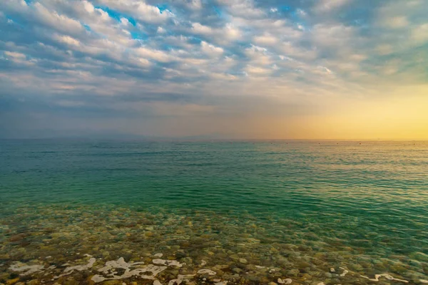 Ialisos natuursteen strand en zee op zonsondergang tijd — Stockfoto
