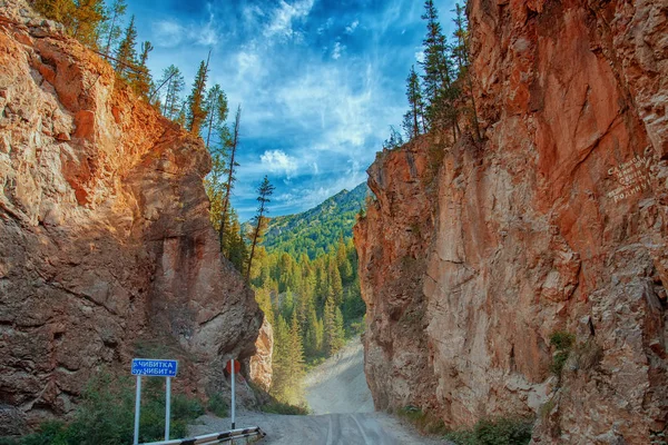 Camino a través de paso estrecho en las rocas. Puerta roja en el río Chibit . Imagen De Stock