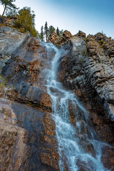 Shirlak-Wasserfall in Felsen, Altai-Gebirge, Altai-Republik, Sibirien, — Stockfoto