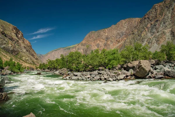 Río Chulyshman está haciendo sprint en el sitio directo, montañas Altai, Siberia, Rusia —  Fotos de Stock