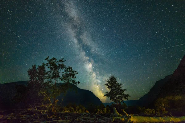 Nocne niebo z mlecznej na jezioro teletskoe Obrazek Stockowy